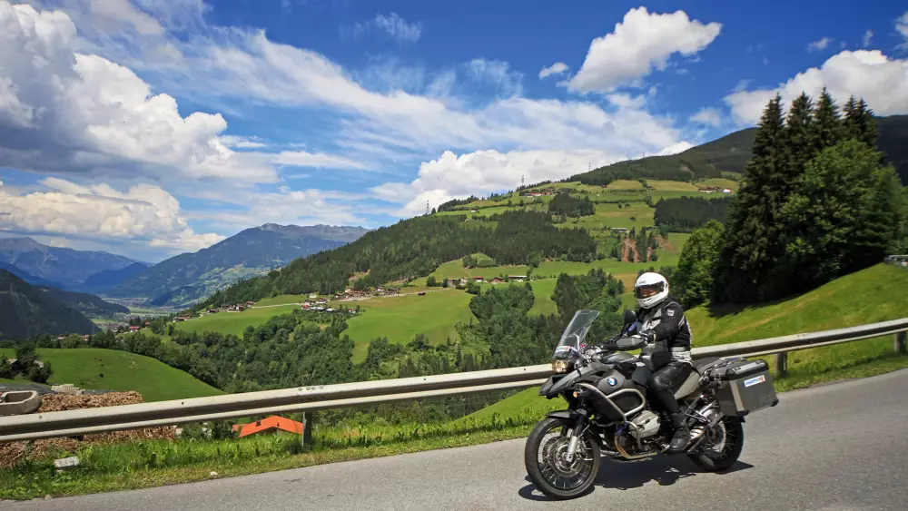 Motorrad auf der Gerlospassstraße hoch über dem Tal Motorrad auf der Gerlospassstraße hoch über dem Tal